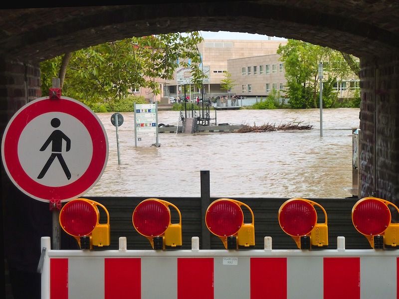 Überschwemmung und Absperrung wegen Hochwasser