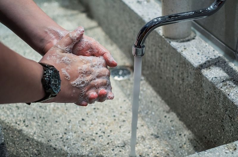 Zwei Hände bei der Hand-Hygiene